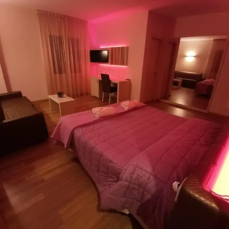 Larotonda Szálloda *